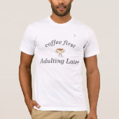 Coffee First Tee – Funny & Tren (Vorderseite)