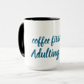 Coffee First Tee – Lustig & Trendig Tasse (Vorderseite Links)
