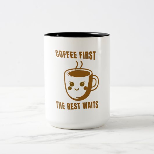 "COFFEE FIRST, THE REST WAITS" - Cartoon Coffee Zweifarbige Tasse (Mittel)