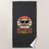 Coffee Hunde und Chill Retro Pug Strandtuch (Vorderseite)