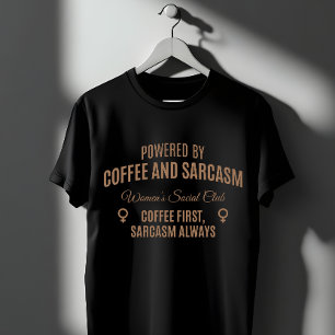 Coffee & Sarkasmus: Frauen-Sozialclub T-Shirt