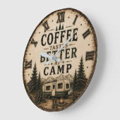 Coffee Tastes Better at Camp Rustic Große Wanduhr (Winkel)