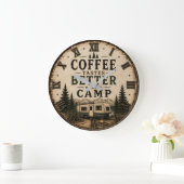 Coffee Tastes Better at Camp Rustic Große Wanduhr (Zuhause)
