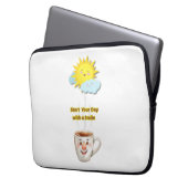 Coffee Time – Cute Smiling Cup Laptopschutzhülle (Vorderseite Links)
