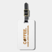 Coffee. Ursache für den gefährlichen Spaß des Lebe Gepäckanhänger (Vorderseite vertikal)