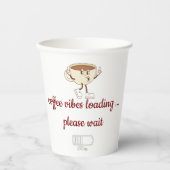 Coffee Vibes Loading – Minimale Kaffeetasse Pappbecher (Vorderseite)