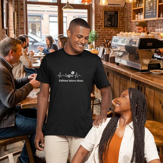 Coffee Work-Zitat Koffein vor Chaos T-Shirt