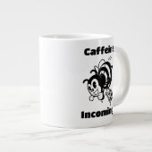 Coffein-Incoming! Funny Bee mit Eimer Cartoon Jumbo-Tasse (Vorderseite Rechts)