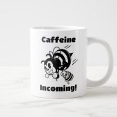 Coffein-Incoming! Funny Bee mit Eimer Cartoon Jumbo-Tasse (Rechts)