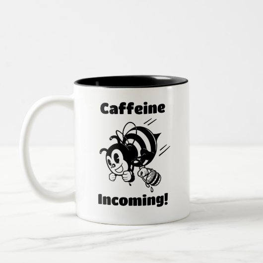 Coffein-Incoming! Funny Bee mit Eimer Cartoon Zweifarbige Tasse (Links)