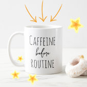 Coffein vor dem routinemäßigen Entwurf des sonnige Kaffeetasse