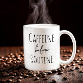 Coffein vor dem routinemäßigen Entwurf des sonnige Kaffeetasse