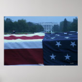 "Coffin" und das Weiße Haus mit Fahne Poster (Vorne)