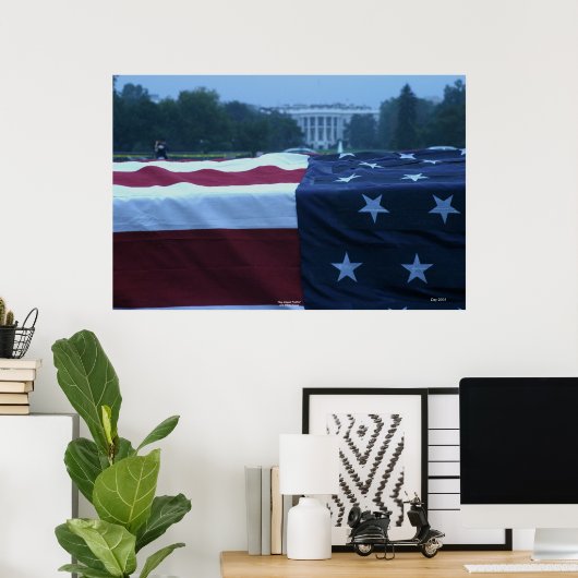 "Coffin" und das Weiße Haus mit Fahne Poster (Heimbüro)