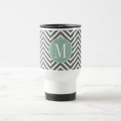 Cohle und Minze Grüne Chevronen Custom Monogram Reisebecher (Mittel)