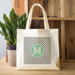 Cohle und Minze Grüne Chevronen Custom Monogram Tragetasche<br><div class="desc">Ein klassisches,  traditionelles Design mit Chevrons und einem Single Monogramm. Ein gepflegtes,  aber dennoch ausgeklügeltes Design für den Alltag. Zickzack Holzkohlemuster in Grau und Weiß mit einem grünen Kreis mit Monografie. Klassisches Design mit trendigem und grafischem Muster und beliebten Farben.</div>