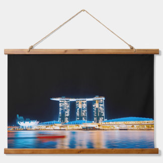 Cold Bloom — Lichter von Singapur Wandteppich Mit Holzrahmen