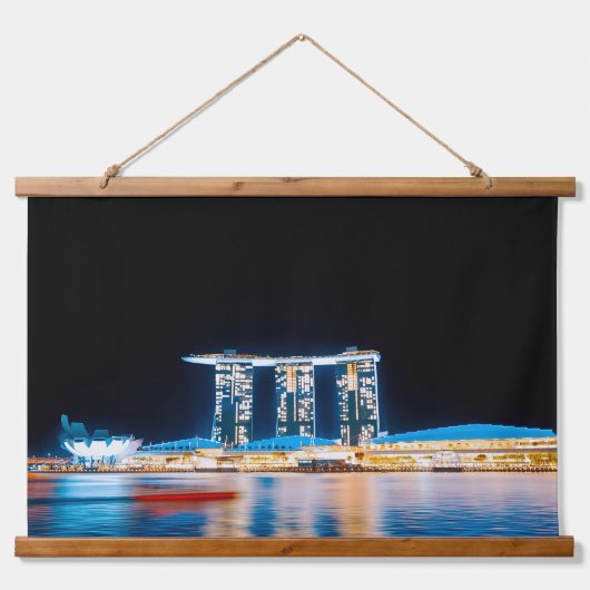Cold Bloom — Lichter von Singapur Wandteppich Mit Holzrahmen (Vorne)