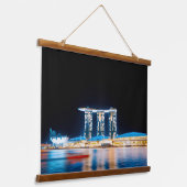 Cold Bloom — Lichter von Singapur Wandteppich Mit Holzrahmen (Gewinkelt)