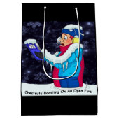 Cold Christmas Caroler Mittlere Geschenktasche Geschenktüte (Rückseite)