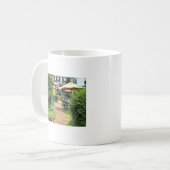 Cold Spring NY - Essen im Freien auf dem Innenhof Kaffeetasse (Vorderseite Links)