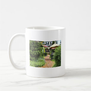 Cold Spring NY - Essen im Freien auf dem Innenhof Kaffeetasse