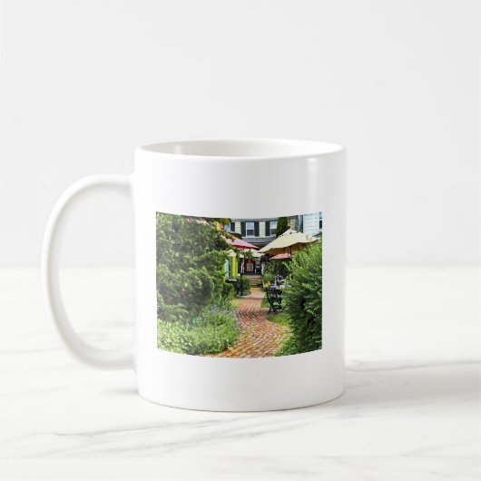 Cold Spring NY - Essen im Freien auf dem Innenhof Kaffeetasse (Links)