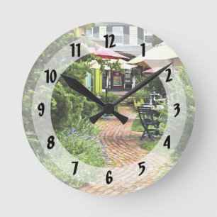 Cold Spring NY - Essen im Freien auf dem Innenhof Runde Wanduhr