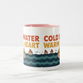 Cold Water Warm Heart – Funny Wild Swimmer Design Zweifarbige Tasse (Mittel)