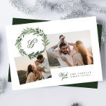 Collage des herkömmlichen Monogram Green Wreath-Fo Feiertagskarte<br><div class="desc">***Dieses Design ist Teil einer Weihnachtssammlung*** Treten Sie mit meiner Kollektion "Eleganter Kranz" in eine Welt zeitloser Eleganz ein. Lassen Sie sich von der Magie der Saison verzaubern mit meinen sorgfältig gefertigten Kreationen aus dem klassischen Kiefernwald, die ein Gefühl von Tradition und Eleganz hervorrufen. Von exquisiten Monogramm-Urlaubskarten für Weihnachtsfeiertage bis...</div>
