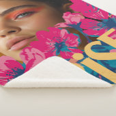 Collage einer Frau mit lebendigen Blumen Sherpadecke (3/4)
