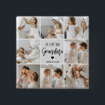 Collage Foto Grau Wir Liebe Sie Oma Bestes Geschen Button<br><div class="desc">"Collage Foto Gray We Liebe You Oma Best Gift" ist wahrscheinlich eine Beschreibung für ein Foto Rahmen oder Display, die eine Collage von Fotos in Grautönen mit den Worten "Wir Liebe Sie Oma" sichtbar angezeigt zeigt. Dies würde eine wohlüberlegte und sentimentale Gabe für eine Großmutter auf einem besondere Anlass, wie...</div>