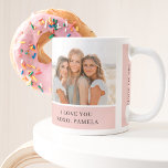 Collage Friend Fotos | Glückliches Geburtstagsgesc Kaffeetasse<br><div class="desc">Collage Friend Fotos | Gerne ein Geburtstagsgeschenk.Machen Sie den Geburtstag Ihres Freundes mit diesem maßgeschneiderten Geschenk,  das eine Collage Ihrer Lieblingsmomente zusammen enthält! Dieses personalisierte,  rosa-geprägte Geburtstagsgeschenk ist exklusiv auf Zazzle erhältlich und ist der ideale Weg,  um Ihrem Freund zu zeigen,  wie viel sie Ihnen gemein sind.</div>