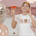 Collage Friend Fotos | Glückliches Geburtstagsgesc T-Shirt<br><div class="desc">Collage Friend Fotos | Gerne ein Geburtstagsgeschenk.Machen Sie den Geburtstag Ihres Freundes mit diesem maßgeschneiderten Geschenk,  das eine Collage Ihrer Lieblingsmomente zusammen enthält! Dieses personalisierte,  rosa-geprägte Geburtstagsgeschenk ist exklusiv auf Zazzle erhältlich und ist der ideale Weg,  um Ihrem Freund zu zeigen,  wie viel sie Ihnen gemein sind.</div>