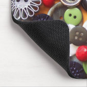 Collage mit schwarzen Cheshire-Katzen-Knöpfen Mousepad (Ecke)