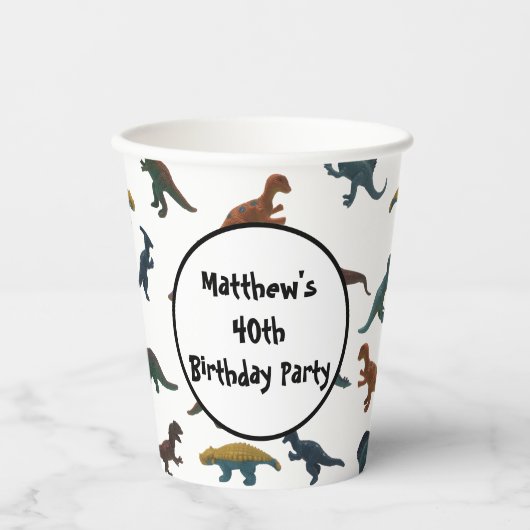 Collage of Plastic Toy Dinosaurier und Ihre Botsch Pappbecher (Vorderseite)