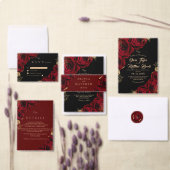 Moody Black Burgundy Roses Wedding  Weinetikett (Personalisiere diese Kollektion eines unabhängigen Creators.)