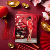 Chinesisches Neujahrsmädchen mit einem roten Regen Einladung