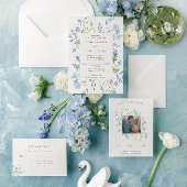 Modernes Hochzeitsszenario mit hellblauer Flora QR Save The Date