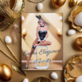 Ostersonnenmädchen sitzt auf Rundwürfel Mousepad