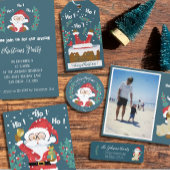 Der Weihnachtsmann überprüft seine Liste mit rosa  Notizblock