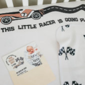 Rennwagen mit zwei schnellen sportlichen Geburtsta Pappteller