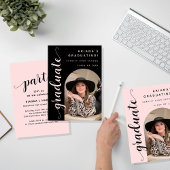 Moderne Chic Script Black & Pink Graduation Party Einladung