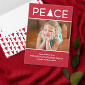 Moderne Red White Christmas Tree Name Holiday Part Pappteller (Personalisiere diese Kollektion eines unabhängigen Creators.)