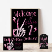 Bad ZWEI der Knochen, Mädchen am zweiten Geburtsta Pappteller