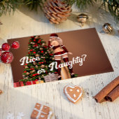 Sexy Santa Girl in der Nähe des Weihnachtsbaumes T-Shirt