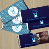 Ein paar Sonnenstrahlen drehen sich einen Geburtst Geschenkschachtel