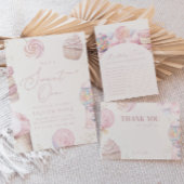 Mädchenjunge mit rosa Bonbons und Leckereien Table Poster