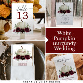 Rustikales Burgund Pumpkin Fall in Liebe Runder Aufkleber