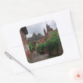 Collonges-la-Rouge, der rote Dorfplatz Quadratischer Aufkleber (Umschlag)
